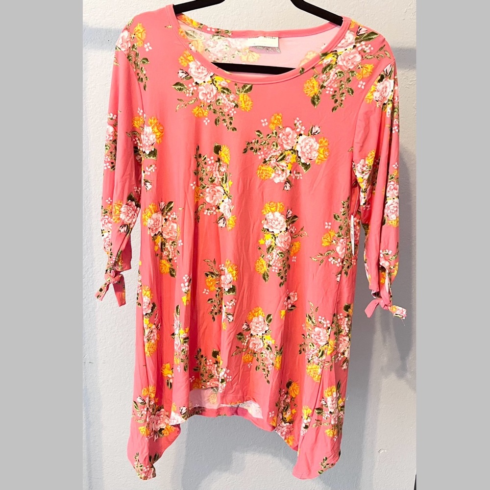 BOBBIE BROOKS Pink Floral Sharkbite Hem Top Small NWT